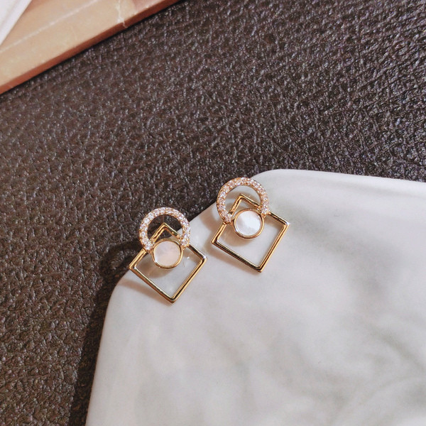 Zelta dāmu auskari ar ģeometriskām formām un akmeņiem