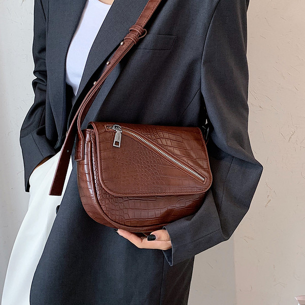 Sieviešu ādas soma ar garu rokturi un rāvējslēdzēju