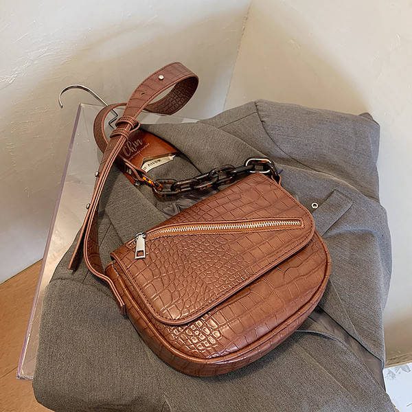 Sieviešu ādas soma ar garu rokturi un rāvējslēdzēju