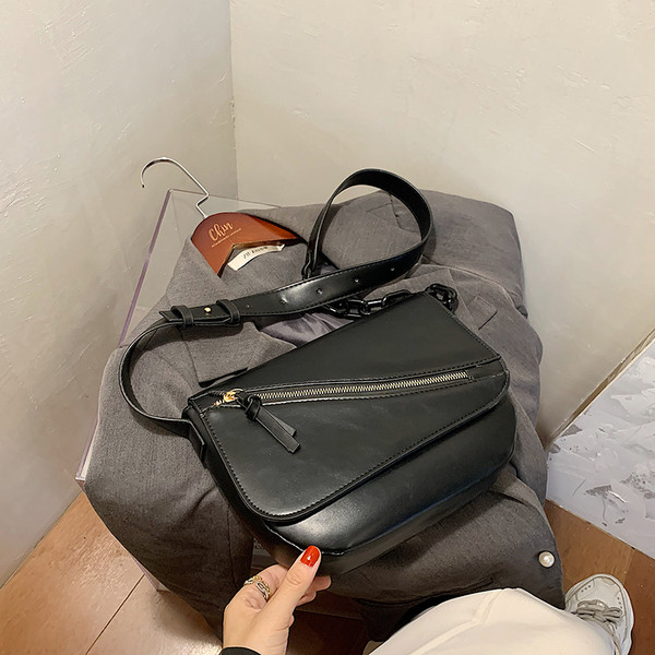 Sieviešu ādas soma ar garu rokturi un rāvējslēdzēju