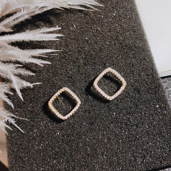 Zelta kvadrātveida sieviešu auskari ar akmeņiem