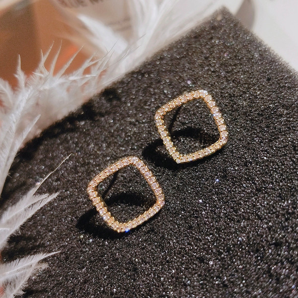 Zelta kvadrātveida sieviešu auskari ar akmeņiem