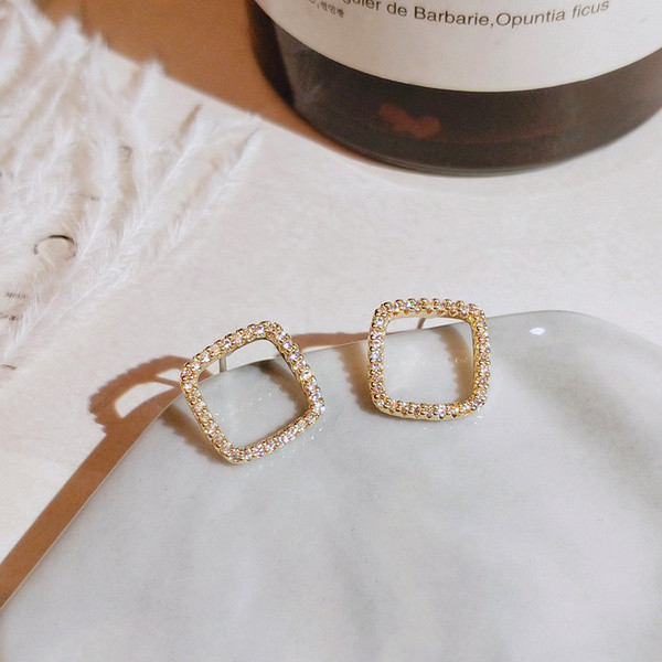 Zelta kvadrātveida sieviešu auskari ar akmeņiem