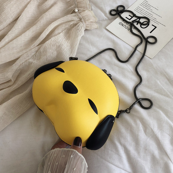 Aktuālā sieviešu soma apaļā formā ar metāla rokturi