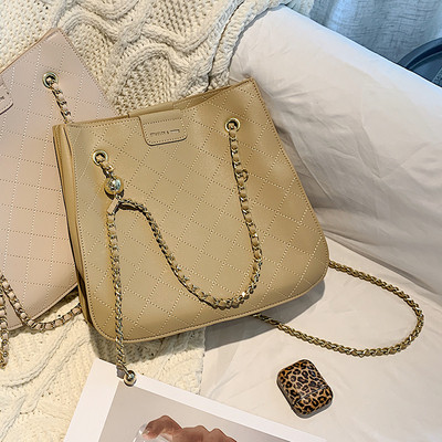 Sieviešu ādas plecu soma ar metāla ķēdīti