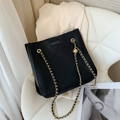 Sieviešu ādas plecu soma ar metāla ķēdīti