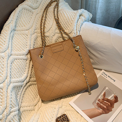 Sieviešu ādas plecu soma ar metāla ķēdīti