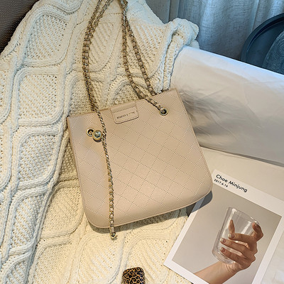 Sieviešu ādas plecu soma ar metāla ķēdīti