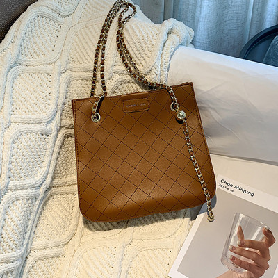 Sieviešu ādas plecu soma ar metāla ķēdīti