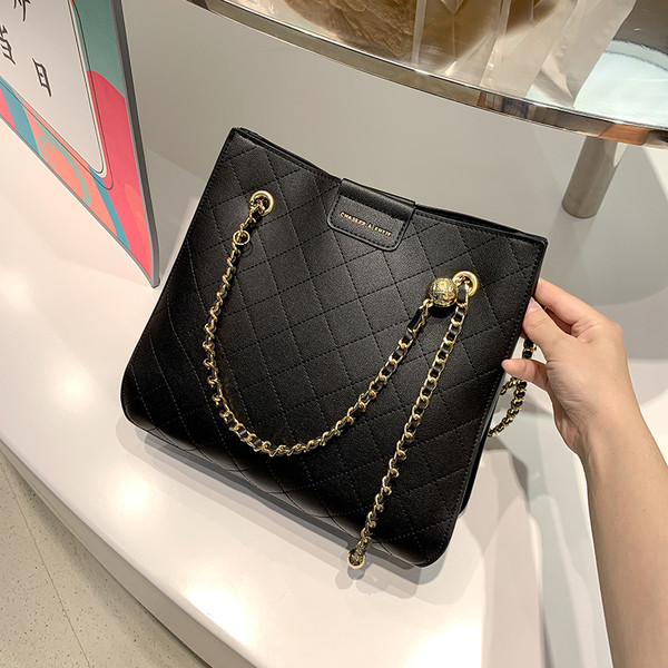 Sieviešu ādas plecu soma ar metāla ķēdīti