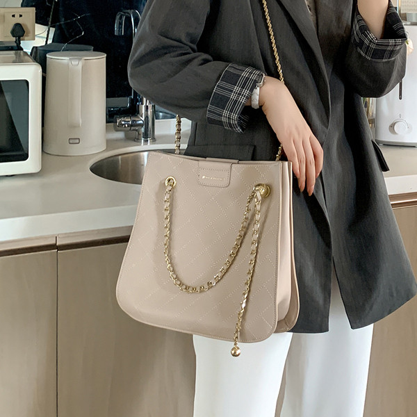 Sieviešu ādas plecu soma ar metāla ķēdīti