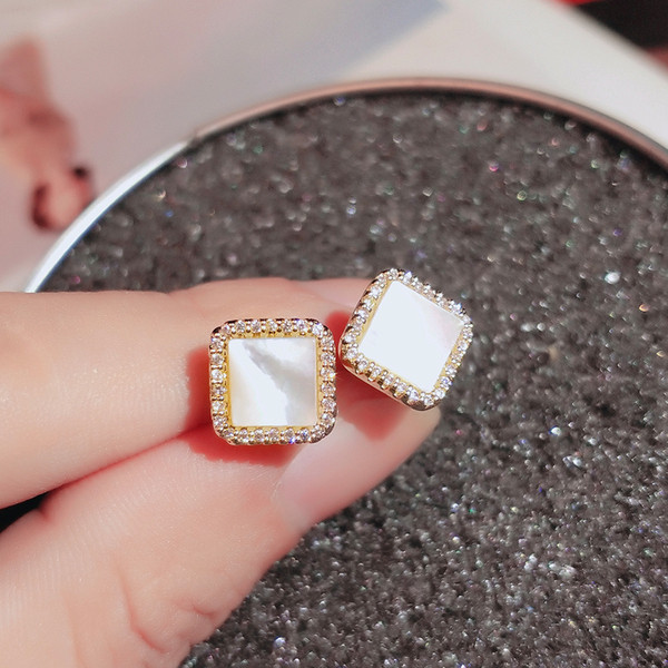 Kvadrātveida sieviešu auskari ar pērļu akmeni