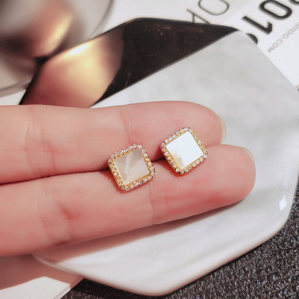 Kvadrātveida sieviešu auskari ar pērļu akmeni