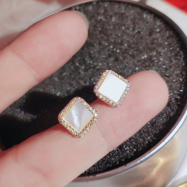 Kvadrātveida sieviešu auskari ar pērļu akmeni