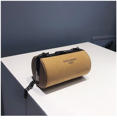 Sieviešu ikdienas soma apaļā formā un uzrakstu