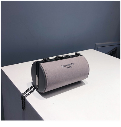 Sieviešu ikdienas soma apaļā formā un uzrakstu