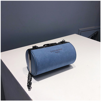 Sieviešu ikdienas soma apaļā formā un uzrakstu