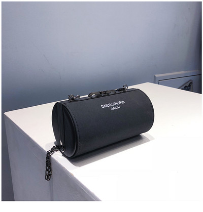 Sieviešu ikdienas soma apaļā formā un uzrakstu