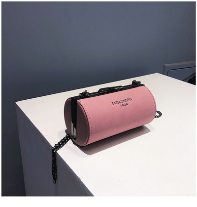 Sieviešu ikdienas soma apaļā formā un uzrakstu