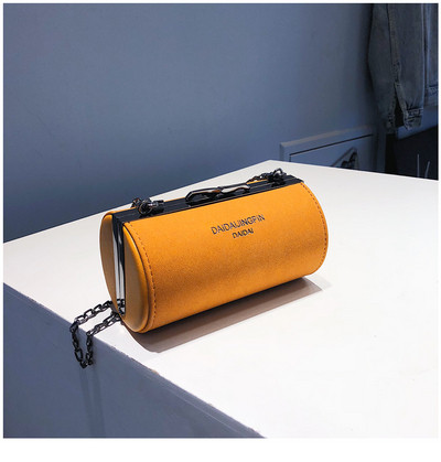 Sieviešu ikdienas soma apaļā formā un uzrakstu