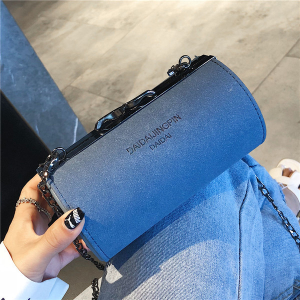 Sieviešu ikdienas soma apaļā formā un uzrakstu