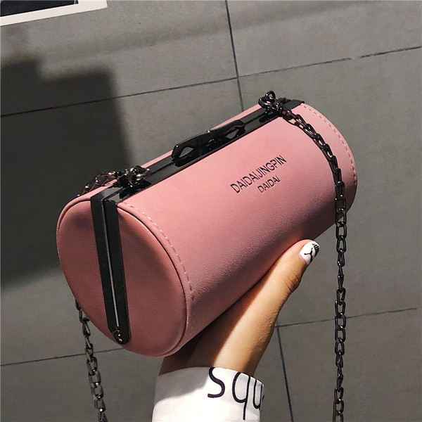 Sieviešu ikdienas soma apaļā formā un uzrakstu