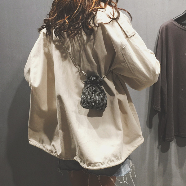 Stilīga sieviešu maza plecu soma ar saitēm