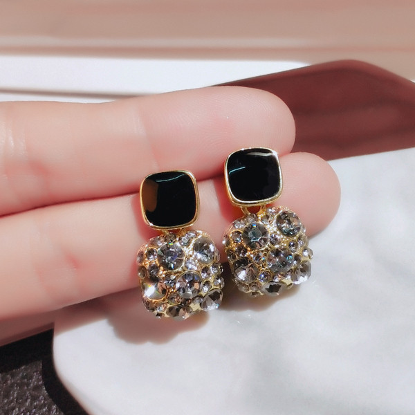 Eleganti sieviešu karājas auskari ar kvadrātveida akmeņiem