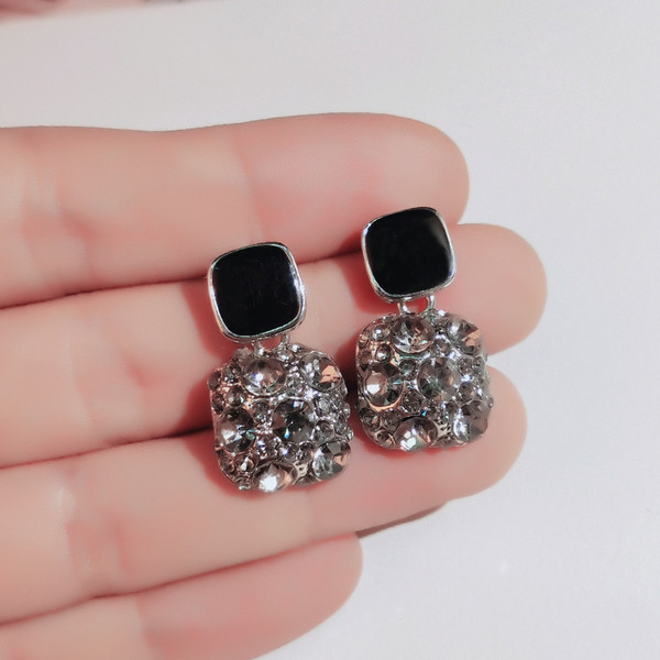 Eleganti sieviešu karājas auskari ar kvadrātveida akmeņiem