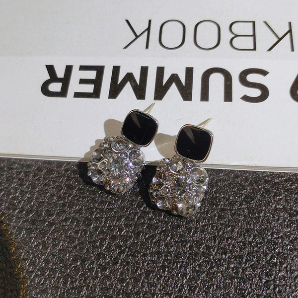 Eleganti sieviešu karājas auskari ar kvadrātveida akmeņiem