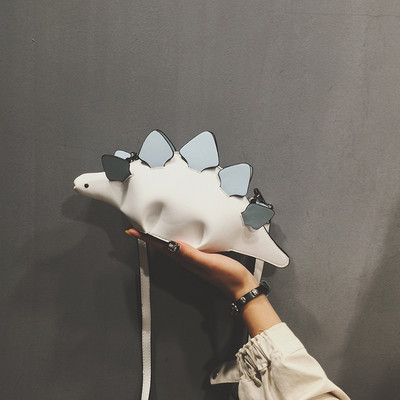 Aktuāla sieviešu soma nestandarta formā ar 3D elementiem