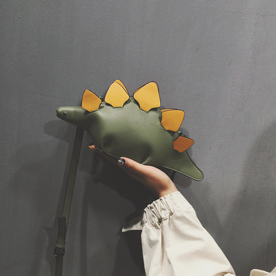 Aktuāla sieviešu soma nestandarta formā ar 3D elementiem