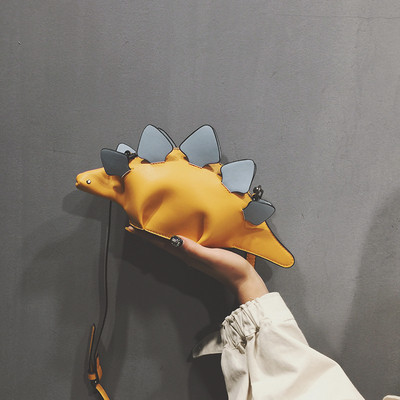 Aktuāla sieviešu soma nestandarta formā ar 3D elementiem