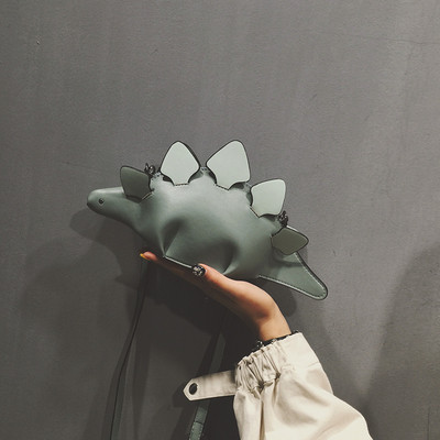 Aktuāla sieviešu soma nestandarta formā ar 3D elementiem