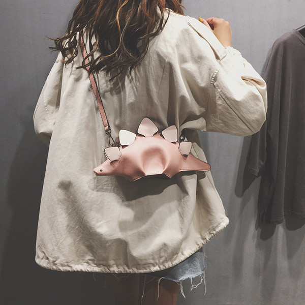 Aktuāla sieviešu soma nestandarta formā ar 3D elementiem