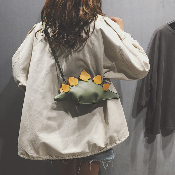 Aktuāla sieviešu soma nestandarta formā ar 3D elementiem