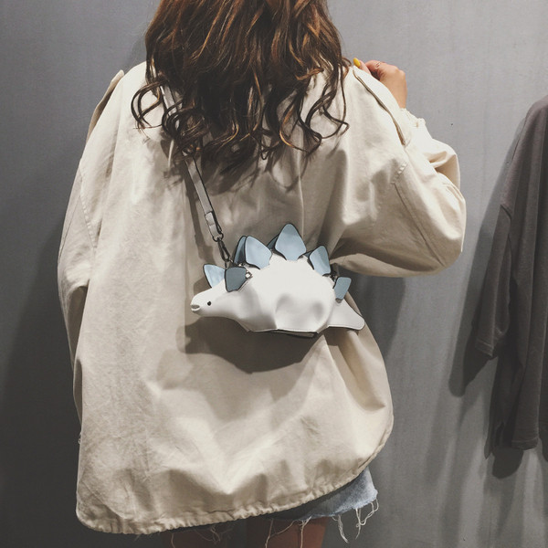 Aktuāla sieviešu soma nestandarta formā ar 3D elementiem