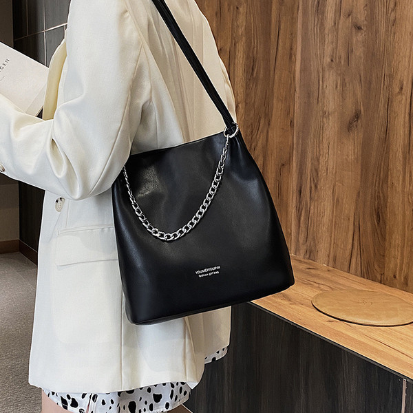 Ikdienas ādas sieviešu plecu soma ar metāla ķēdīti