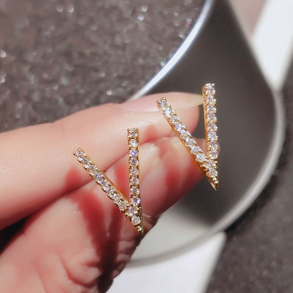 Mūsdienīgi sieviešu auskari ar V formu