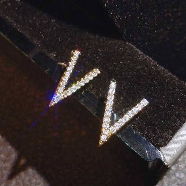 Mūsdienīgi sieviešu auskari ar V formu