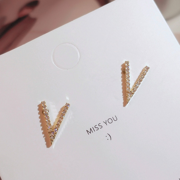 Mūsdienīgi sieviešu auskari ar V formu