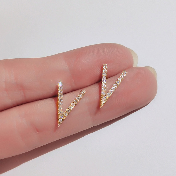 Mūsdienīgi sieviešu auskari ar V formu