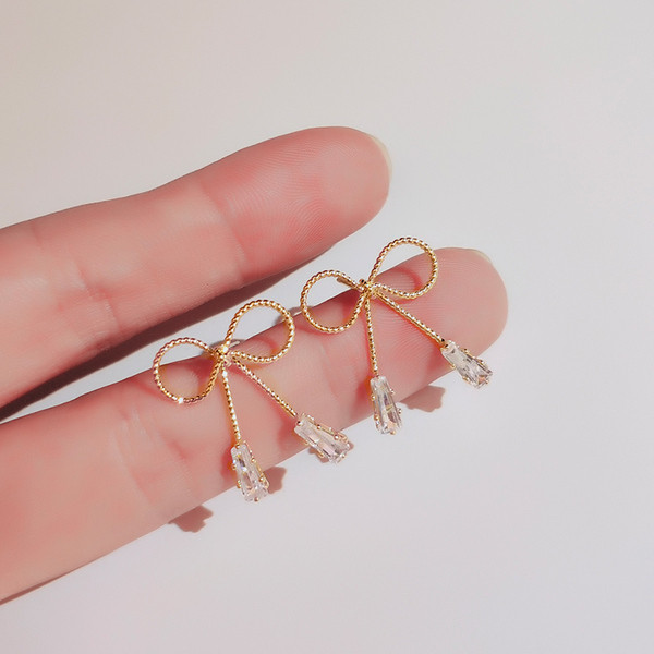 Cercei de dama simpli din aur in forma de panglica