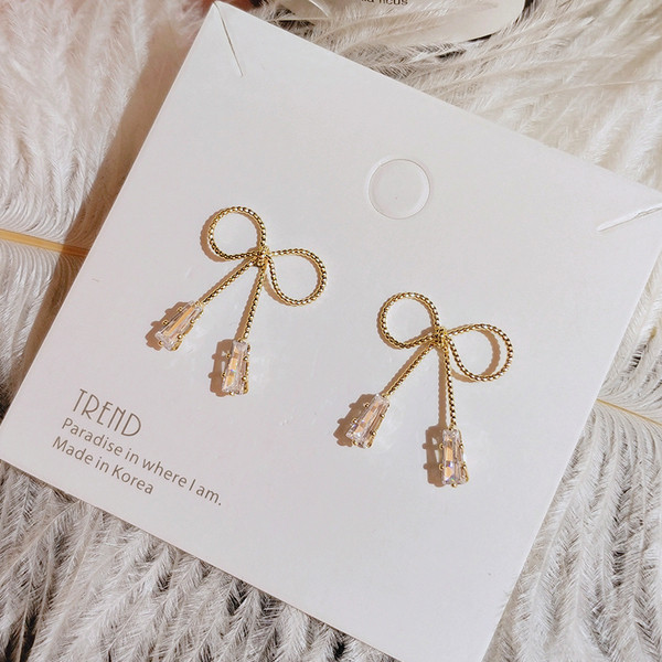 Cercei de dama simpli din aur in forma de panglica