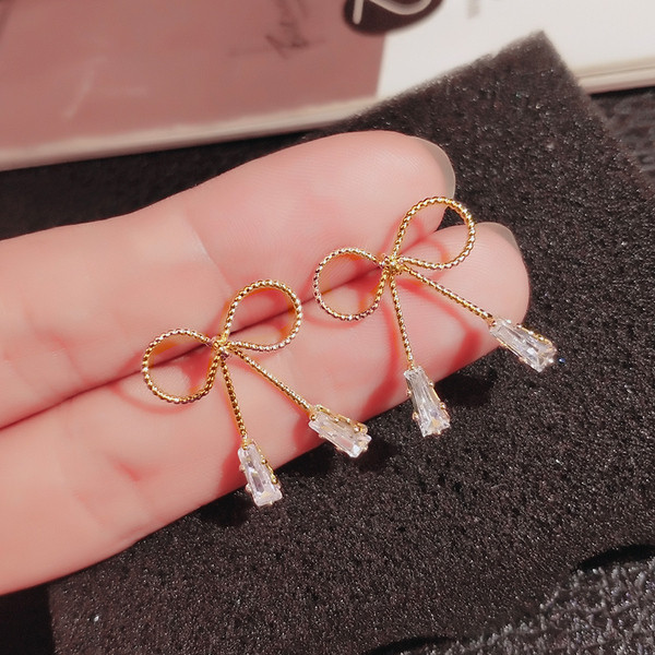 Cercei de dama simpli din aur in forma de panglica