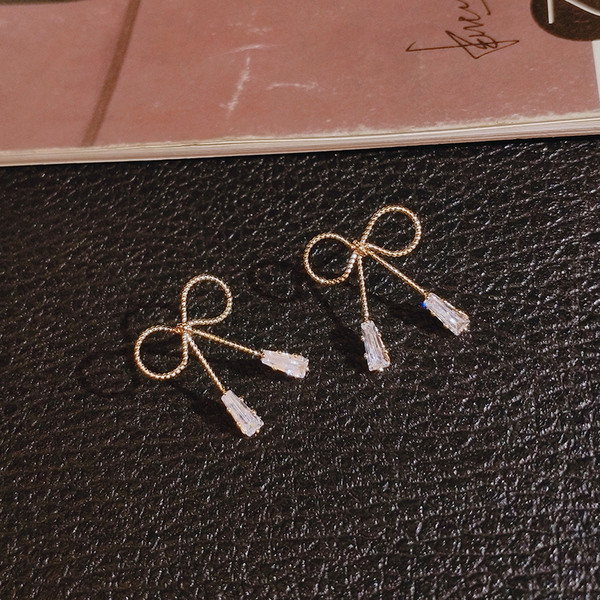 Cercei de dama simpli din aur in forma de panglica