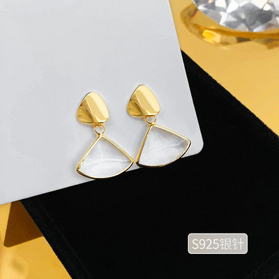 Stílusos női fülbevaló háromszög alakban