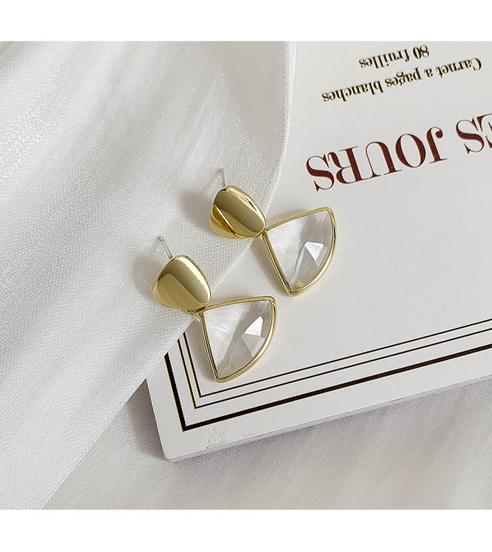 Stílusos női fülbevaló háromszög alakban