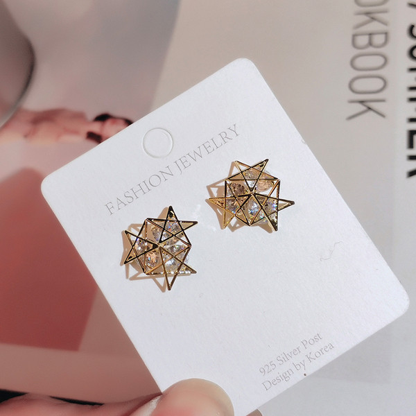 Moderni sieviešu auskari ar trīs zvaigznēm