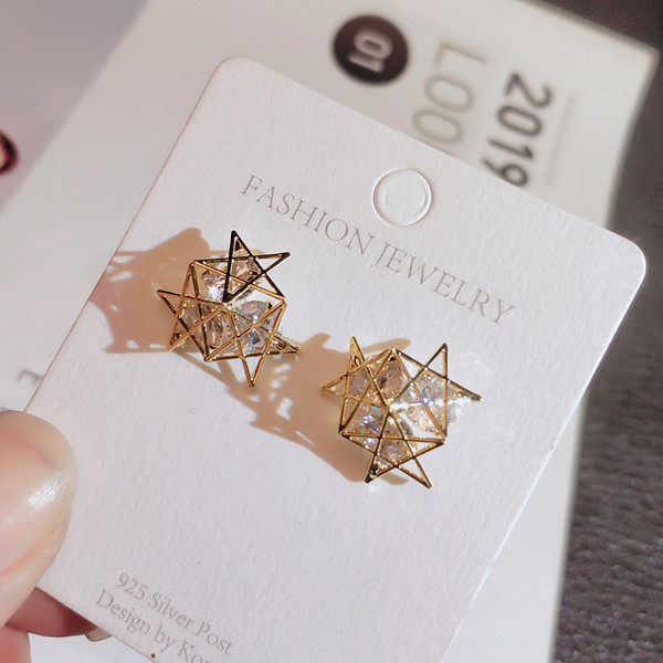 Moderni sieviešu auskari ar trīs zvaigznēm